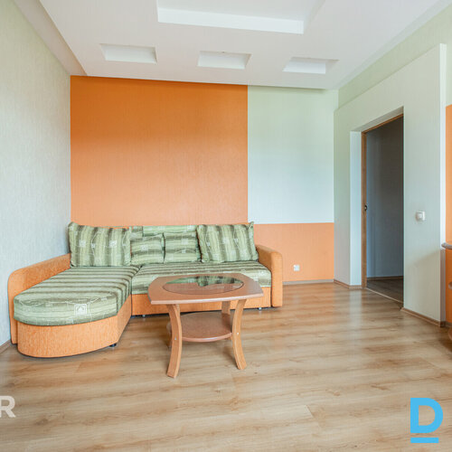 Pārdošanā – plašs, saules apspīdēts 5 istabu dzīvoklis Jelgavas centrā. Mājīgs m