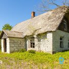 Pārdošanā lauku viensēta ar palīgēku un 2.2 ha zemes gabalu Raunas pagastā.Viens