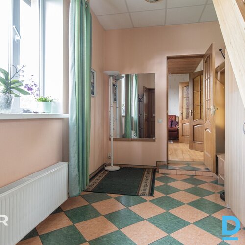 Piedāvājumā mājīga un pārdomāti plānota divstāvu keramzītbetona bloku un koka ka