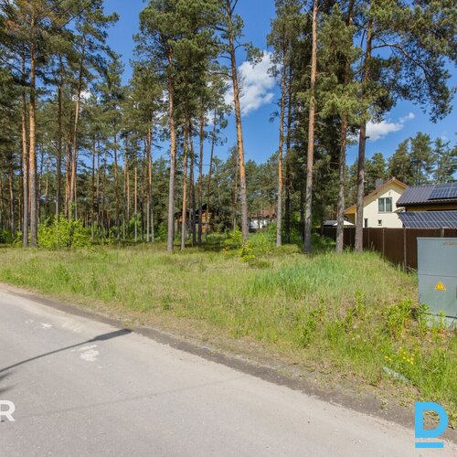 Priežu meža ieskauts 2100 m² zemes gabals privātai apbūvei Garkalnē.Zeme atrodas