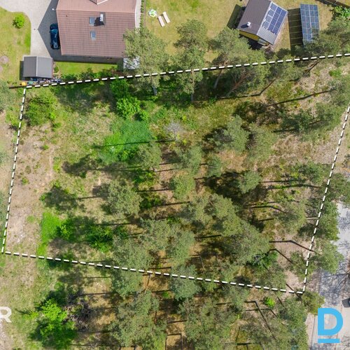 Priežu meža ieskauts 2100 m² zemes gabals privātai apbūvei Garkalnē.Zeme atrodas