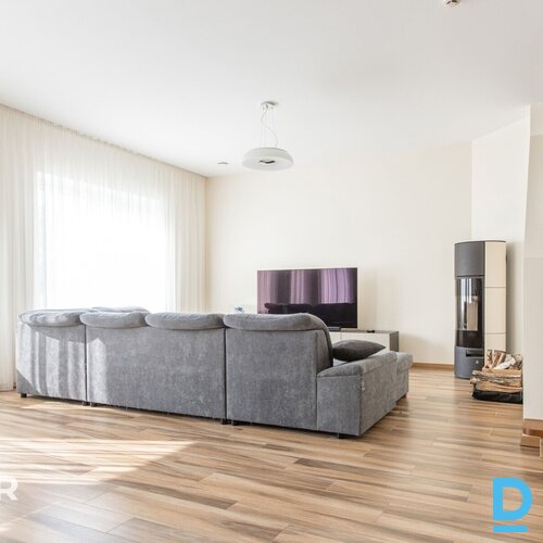 Pārdošanā mājīga rindu mājas sekcija ar 4 istabām, garāžu un iekoptu pagalmiņu.V