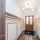 Просторная квартира в отремонтированном доме с внутренним двориком. Без декора. В квартире высокие потолки, проведена новая электрика, установлены дополнительные стояки для создания более удачной планировки