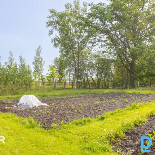 Pārdošanā puse no mājas ar palīgēku un 1800 m² zemes gabalu Balvos.Māja celta 19