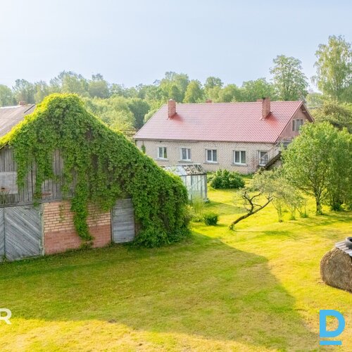Pārdošanā puse no mājas ar palīgēku un 1800 m² zemes gabalu Balvos.Māja celta 19