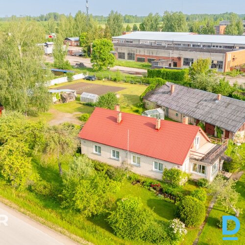 Pārdošanā puse no mājas ar palīgēku un 1800 m² zemes gabalu Balvos.Māja celta 19