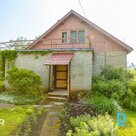 Pārdošanā puse no mājas ar palīgēku un 1800 m² zemes gabalu Balvos.Māja celta 19