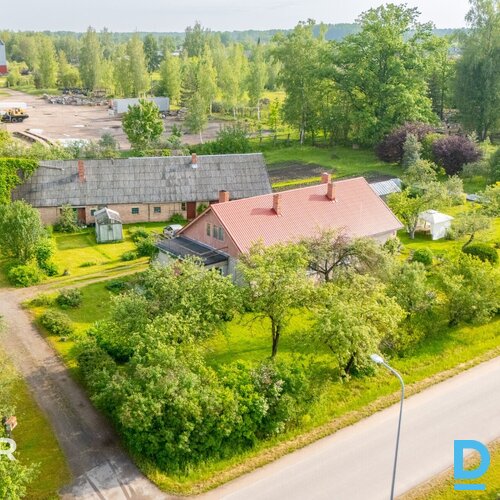 Pārdošanā puse no mājas ar palīgēku un 1800 m² zemes gabalu Balvos.Māja celta 19