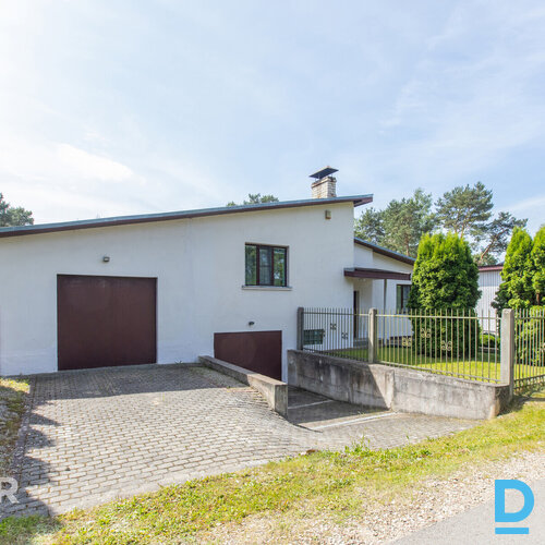 Pārdošanā divstāvu māja ar ainavisku, iekoptu zemes gabalu un palīgēkām, kura ir