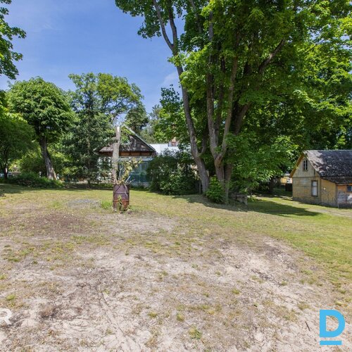 Pārdošanā 1700 m² zemes gabals 150 metru attālumā no jūras.Komunikācijas:- izvei