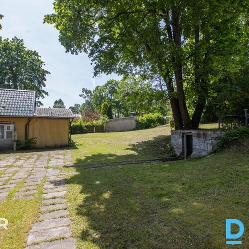 Pārdošanā 1700 m² zemes gabals 150 metru attālumā no jūras.Komunikācijas:- izvei