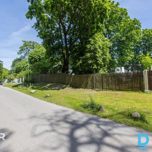 Pārdošanā 1700 m² zemes gabals 150 metru attālumā no jūras.Komunikācijas:- izvei