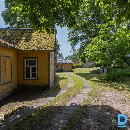 Pārdošanā 1700 m² zemes gabals 150 metru attālumā no jūras.Komunikācijas:- izvei