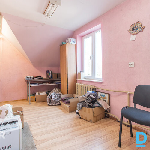 3 ēku komplekss privātmāju rajonā ar plašu zemesgabalu. Īpašumam ir labs potenci