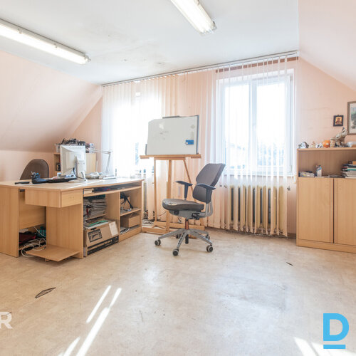 3 ēku komplekss privātmāju rajonā ar plašu zemesgabalu. Īpašumam ir labs potenci