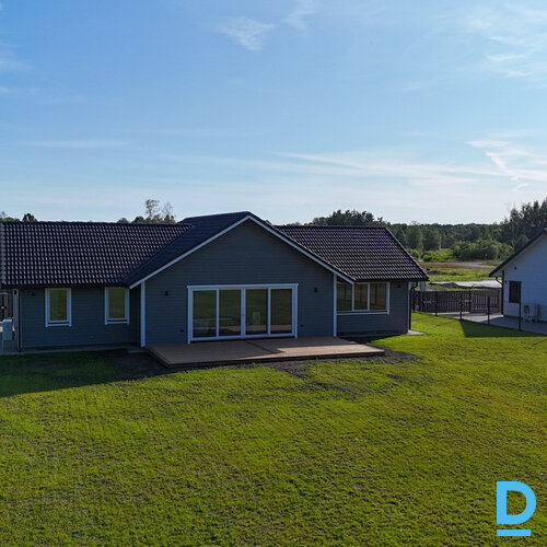 Pārdod māju Zemeņu iela 9
