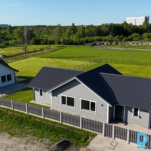 Pārdod māju Zemeņu iela 9
