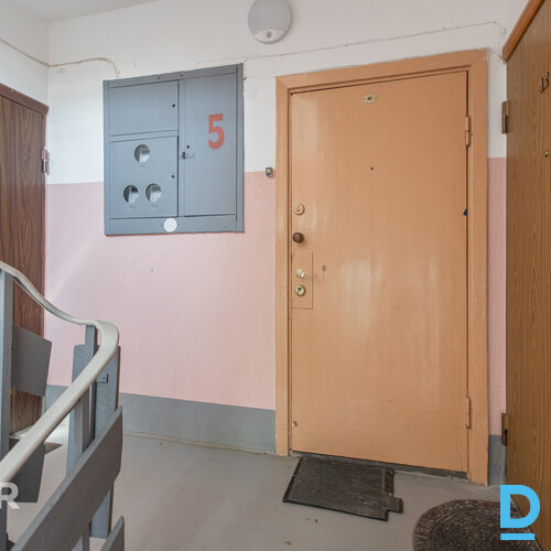 Pārdošanā saulains vienistabas dzīvoklis renovētā mājā Jelgavas centra tuvumā.Dz