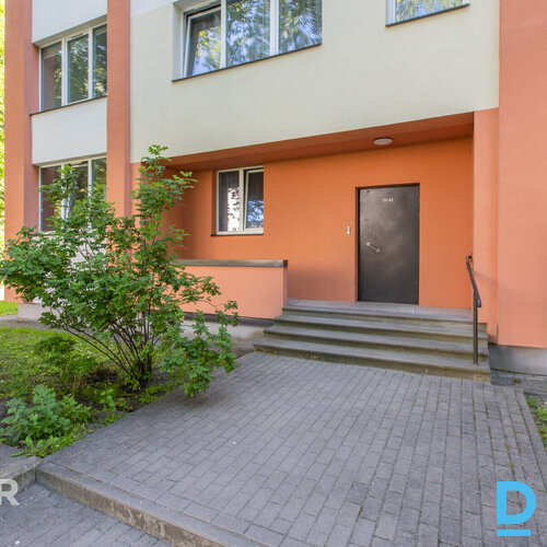 Pārdošanā saulains vienistabas dzīvoklis renovētā mājā Jelgavas centra tuvumā.Dz