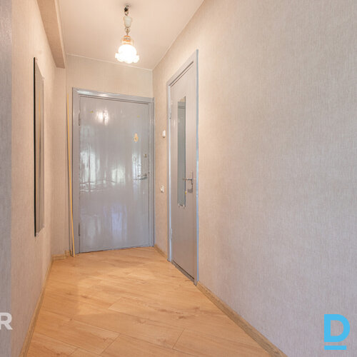 Pārdošanā saulains vienistabas dzīvoklis renovētā mājā Jelgavas centra tuvumā.Dz