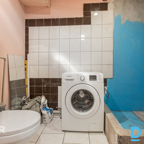Pārdošanā saulains vienistabas dzīvoklis renovētā mājā Jelgavas centra tuvumā.Dz
