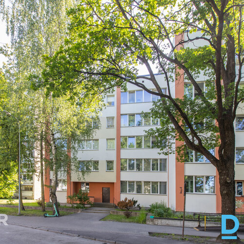 Pārdošanā saulains vienistabas dzīvoklis renovētā mājā Jelgavas centra tuvumā.Dz