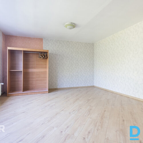 Pārdošanā saulains vienistabas dzīvoklis renovētā mājā Jelgavas centra tuvumā.Dz