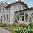 Pārdošanā autentiska divstāvu māja ar plašu pagrabstāvu ainaviskā vietā Raunā.Mā