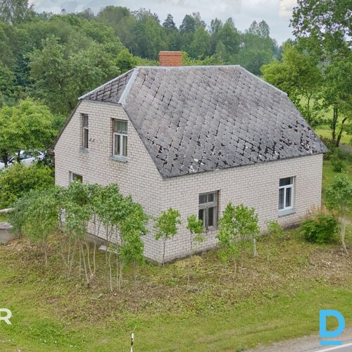 Pārdošanā divstāvu privātmāja ar 3.6 ha lielu zemes gabalu.Koka karkasa māja ar 
