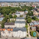 Tiek piedāvāts 2 istabu dzīvoklis renovētā trīs ēku kompleksā, kas atrodas blakus Ziedoņdārza parkam