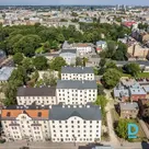 Предлагается 2-комнатная квартира в отремонтированном комплексе из трех зданий, расположенном рядом с парком Зиедоньдарза
