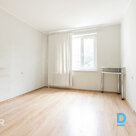 Продаётся 3-комнатная квартира по ул. Салнаc, 6. Площадь 63 м², 1-й этаж. Требуе