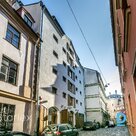 Atvērta plānojuma birojs ar zemajiem griestiem Vecrīgā