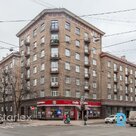 Stūra veikala telpas ar plašiem skatlogiem Rīgas centrā
