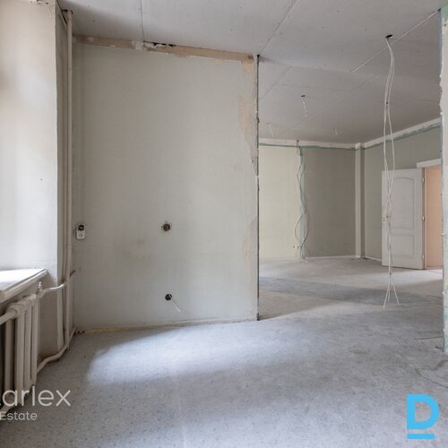 Piecistabu dzīvoklis Jūgendstila ēkā Piecistabu dzīvoklis Jūgendstila ēkā