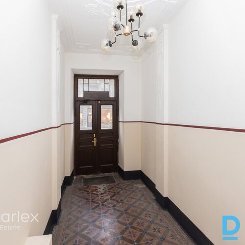 Piecistabu dzīvoklis Jūgendstila ēkā Piecistabu dzīvoklis Jūgendstila ēkā