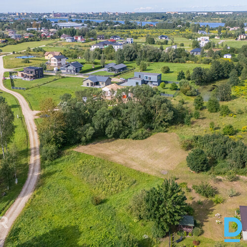 Pārdošanā 1770 m² zemes gabals privātai apbūvei mierpilnajā Katlakalnā.Zeme atro