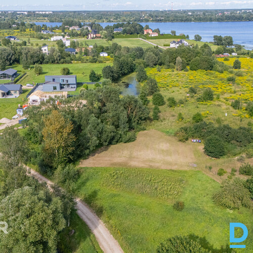 Pārdošanā 1770 m² zemes gabals privātai apbūvei mierpilnajā Katlakalnā.Zeme atro