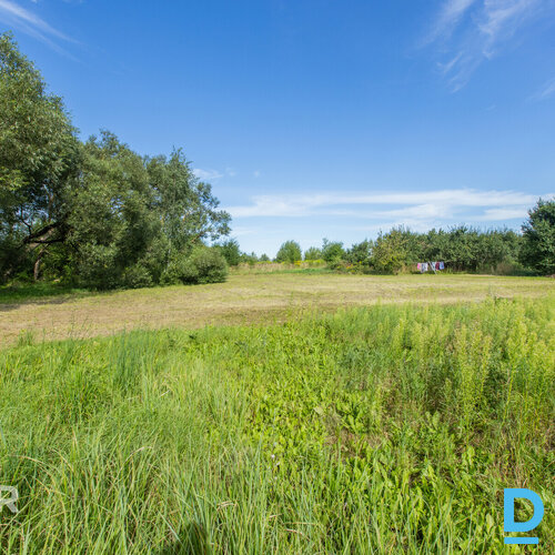 Pārdošanā 1770 m² zemes gabals privātai apbūvei mierpilnajā Katlakalnā.Zeme atro
