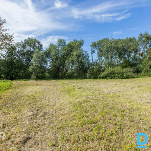 Pārdošanā 1770 m² zemes gabals privātai apbūvei mierpilnajā Katlakalnā.Zeme atro