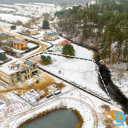 Pārdošanā 2400 m² zemes gabals privātmājas būvniecībai ainaviskā vietā upes kras