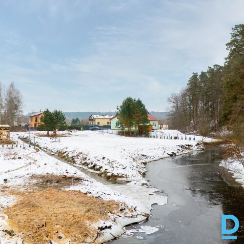 Pārdošanā 2400 m² zemes gabals privātmājas būvniecībai ainaviskā vietā upes kras