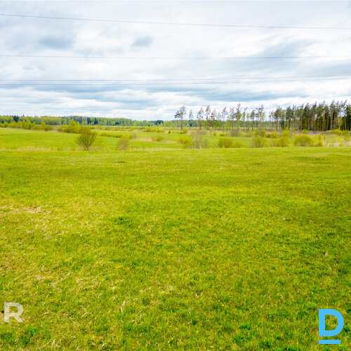 Pārdošanā 13 ha zemes gabals lauksaimniecībai vai privātai apbūvei.Īpašums atrod