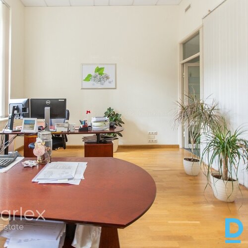 Birojs prestižā vēstniecību rajonā pie Kronvalda parka