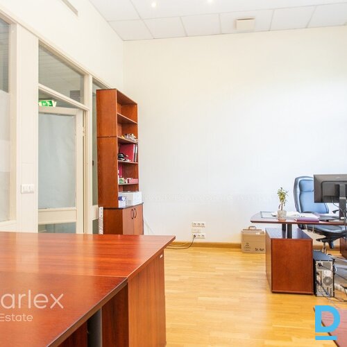 Birojs prestižā vēstniecību rajonā pie Kronvalda parka