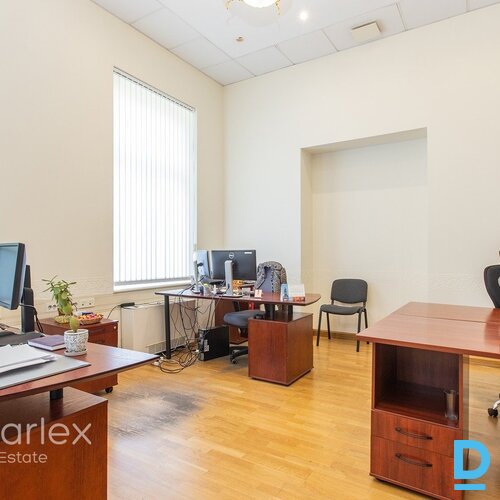 Birojs prestižā vēstniecību rajonā pie Kronvalda parka