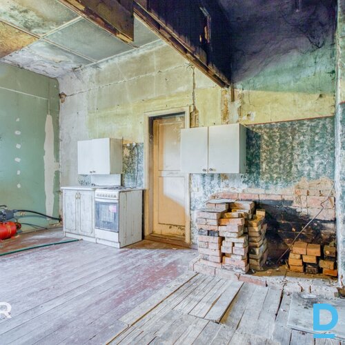 Pārdošanā puse no mājas - 5 istabu dzīvoklis ar 5500 m² zemes gabalu.Plānojuma a