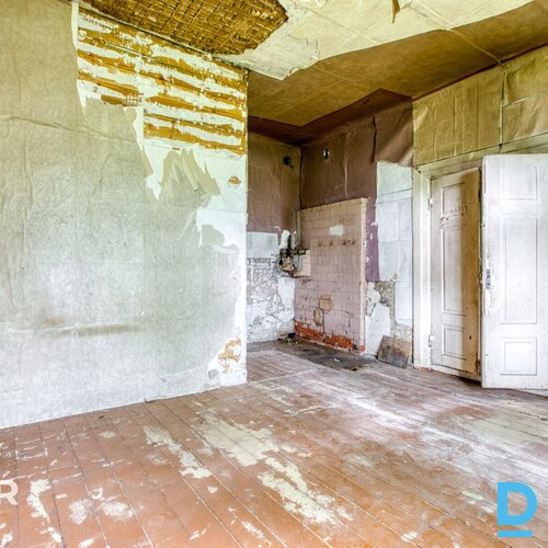 Pārdošanā puse no mājas - 5 istabu dzīvoklis ar 5500 m² zemes gabalu.Plānojuma a