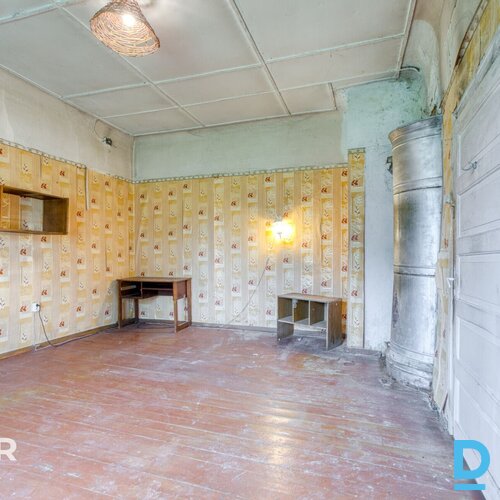 Pārdošanā puse no mājas - 5 istabu dzīvoklis ar 5500 m² zemes gabalu.Plānojuma a
