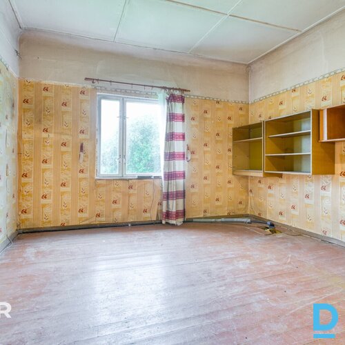 Pārdošanā puse no mājas - 5 istabu dzīvoklis ar 5500 m² zemes gabalu.Plānojuma a